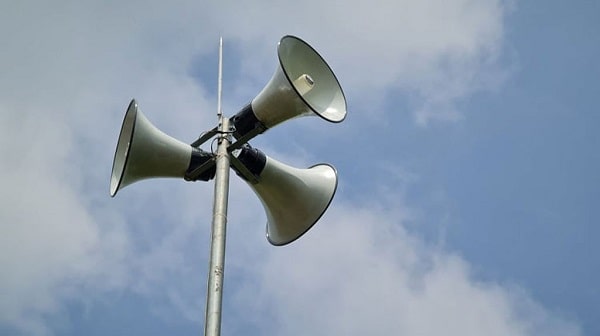 Loa phát thanh gây ồn có thể do chất lượng thiết bị không tốt